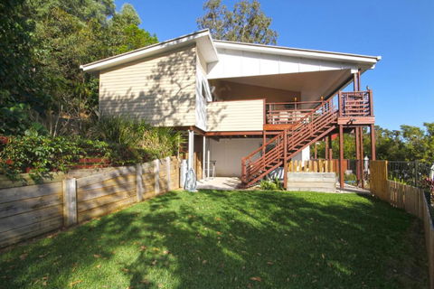 STUNNING HOME WITH SPECTACULAR VIEWS & CLOSE TO THE BEACH - Accommodation Sunshine Coast 6