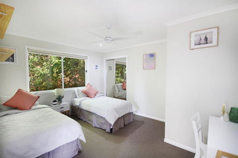 STUNNING HOME WITH SPECTACULAR VIEWS & CLOSE TO THE BEACH - Accommodation Sunshine Coast 3