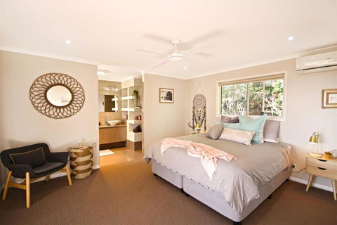 STUNNING HOME WITH SPECTACULAR VIEWS & CLOSE TO THE BEACH - Accommodation Sunshine Coast 2