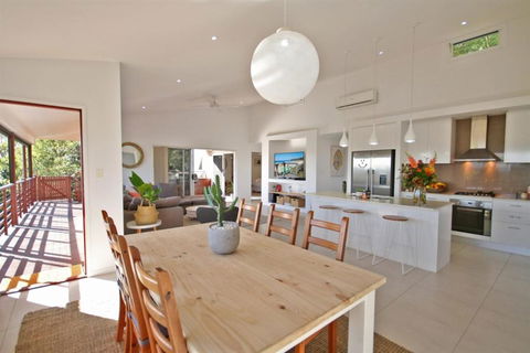 STUNNING HOME WITH SPECTACULAR VIEWS & CLOSE TO THE BEACH - Accommodation Sunshine Coast 4