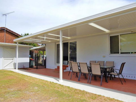 77 Lake Entrance Rd Waterfront Wonder - Accommodation Sunshine Coast 2