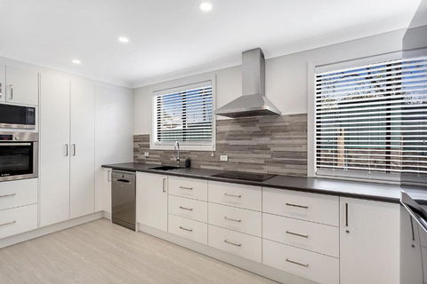 Sunset Beach House Soldiers Point Sleeps 9 - Accommodation Sunshine Coast 4