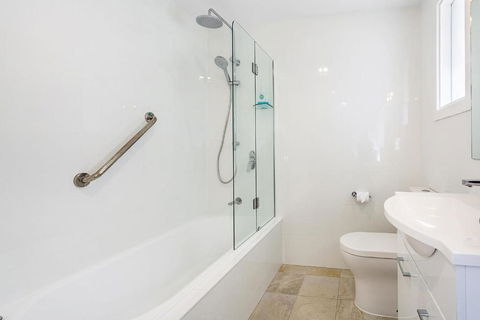 Sunset Beach House Soldiers Point Sleeps 9 - Accommodation Sunshine Coast 1