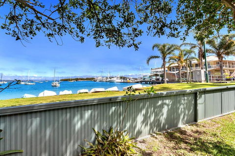 Sunset Beach House Soldiers Point Sleeps 9 - Accommodation Sunshine Coast 3