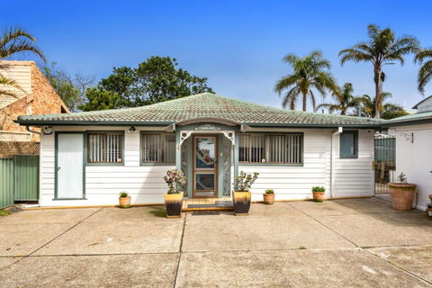 Sunset Beach House Soldiers Point Sleeps 9 - Accommodation Sunshine Coast 5