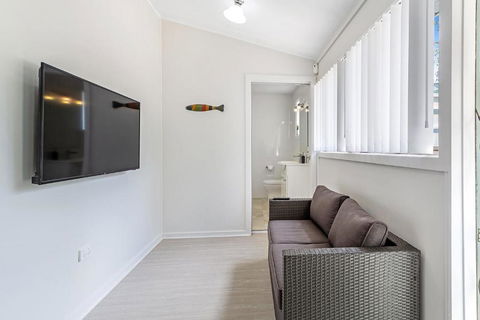 Sunset Beach House Soldiers Point Sleeps 9 - Accommodation Sunshine Coast 6