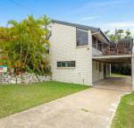 40 Rumbalara Avenue Rainbow Beach Entertain on the spacious verandah overlooking beautiful Rainbow Beach - Accommodation Sunshine Coast
