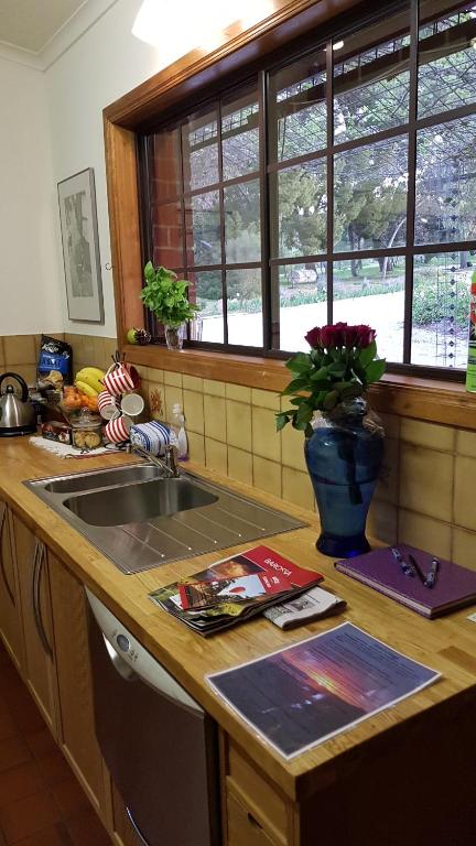 Barossa Glen Henris Cottage Bed & Breakfast - Accommodation Sunshine Coast 1