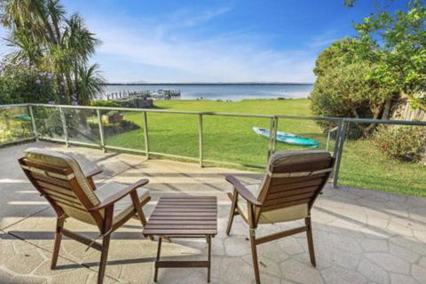 Eagle Point Getaway Waterfront Serenity! - Accommodation Sunshine Coast 0