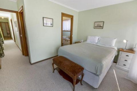 Eagle Point Getaway Waterfront Serenity! - Accommodation Sunshine Coast 3