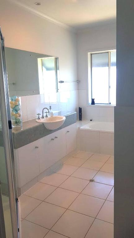 Island Waterfront Getaway WiFi - Accommodation Sunshine Coast 4