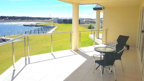 Island Waterfront Getaway WiFi - Accommodation Sunshine Coast 5