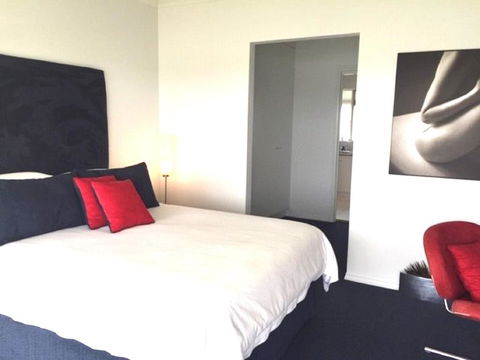 Island Waterfront Getaway WiFi - Accommodation Sunshine Coast 3