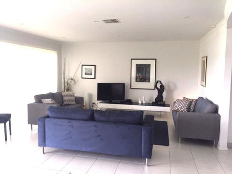 Island Waterfront Getaway WiFi - Accommodation Sunshine Coast 2