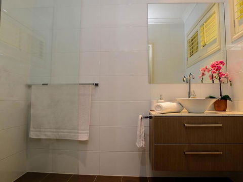 Magnificent Lakeview House Long Jetty - Accommodation Sunshine Coast 3
