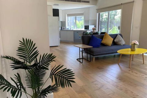 Delicate Bundoora Townhouse 10 - Accommodation Sunshine Coast 4