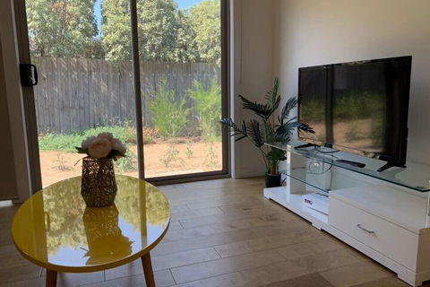Delicate Bundoora Townhouse 10 - Accommodation Sunshine Coast 5