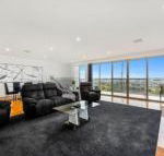 BENGALEE EXECUTIVE TOWNHOUSE MODERN  STYLISH - Accommodation Sunshine Coast