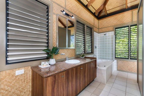 On The Beach - Accommodation Sunshine Coast 4