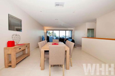 Adelphi Views On Luton Woodlands - Accommodation Sunshine Coast 2