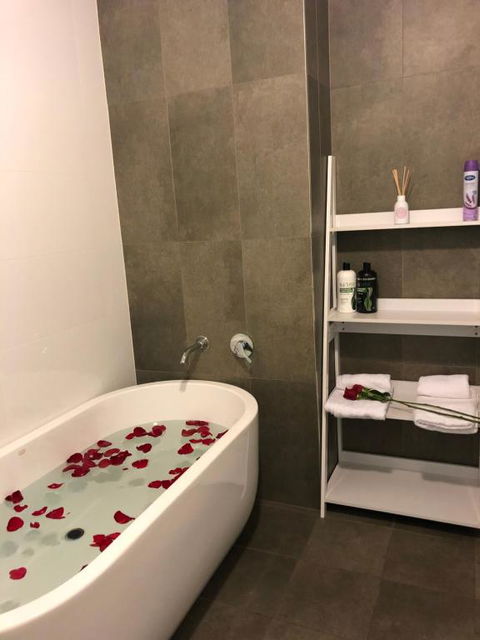 Modern Apartment In Liverpool CBD - Accommodation Sunshine Coast 3