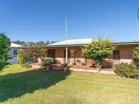 Cudgee Quaint Cottage With Separate Cabin - Accommodation Sunshine Coast 3