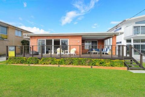 Casa Sorella Beachfront Family Home With Pool - Accommodation Sunshine Coast 3