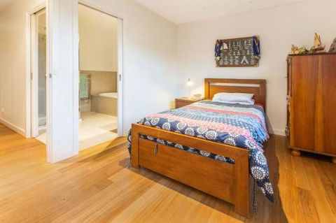 BAY VIEWS On MANNA DROMANA - Accommodation Sunshine Coast 3