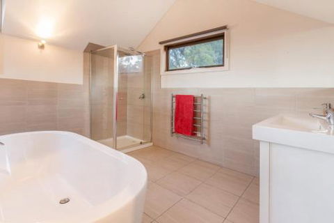 BAY VIEWS On MANNA DROMANA - Accommodation Sunshine Coast 4