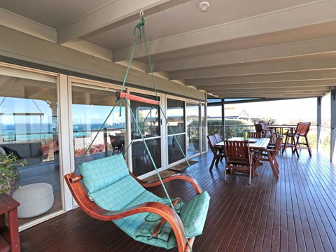 BAY VIEWS On MANNA DROMANA - Accommodation Sunshine Coast 5