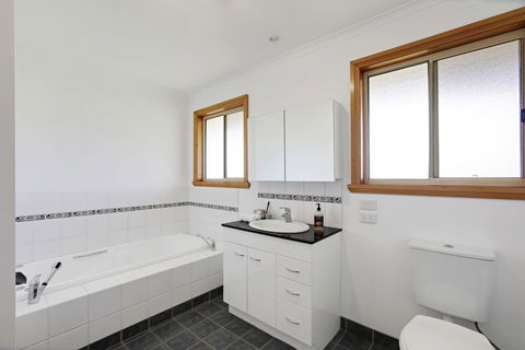 Yarragon 4 Bedroom House In Gippsland - Accommodation Sunshine Coast 5