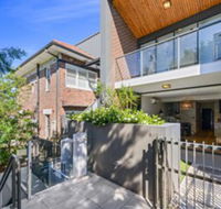 HomeHotel High End 3 Bedroom Terrace with Parking - Accommodation Sunshine Coast