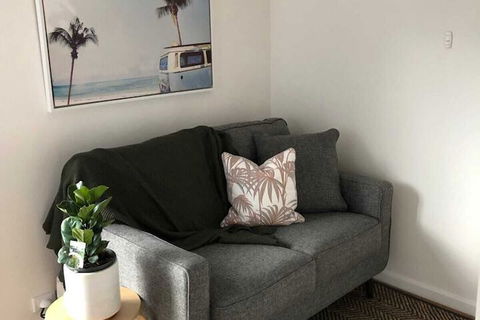 Sun-drenched 1 Bed Studio Apartment In Newtown - Accommodation Sunshine Coast 3