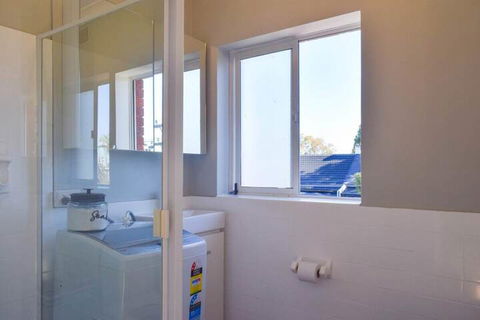 Sun-drenched 1 Bed Studio Apartment In Newtown - Accommodation Sunshine Coast 2