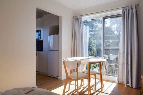 Sun-drenched 1 Bed Studio Apartment In Newtown - Accommodation Sunshine Coast 4