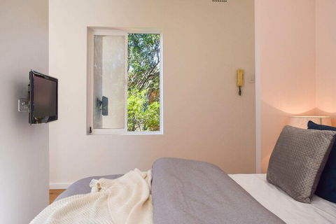 Sun-drenched 1 Bed Studio Apartment In Newtown - Accommodation Sunshine Coast 5