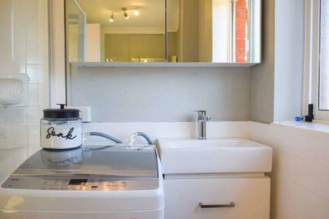 Sun-drenched 1 Bed Studio Apartment In Newtown - Accommodation Sunshine Coast 7