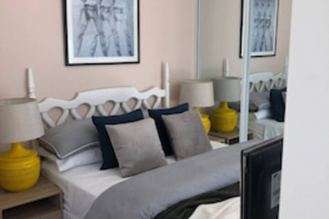 Sun-drenched 1 Bed Studio Apartment In Newtown - Accommodation Sunshine Coast 0