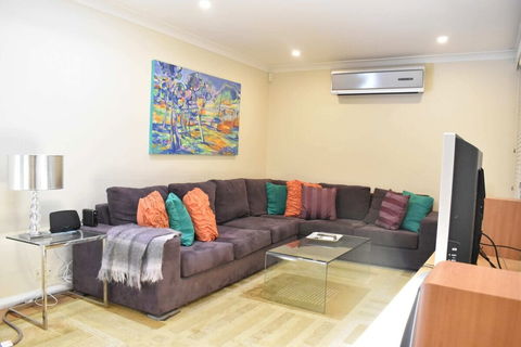 Modern 2 Bedroom Unit Close To CBD - Accommodation Sunshine Coast 3