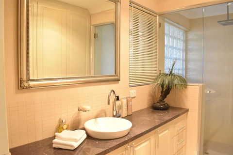 Modern 2 Bedroom Unit Close To CBD - Accommodation Sunshine Coast 0