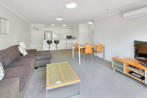Airtrip Apartment On Russell St - Accommodation Sunshine Coast 3