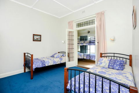 Victor Harbor Beachfront Bliss + WiFi - Accommodation Sunshine Coast 5