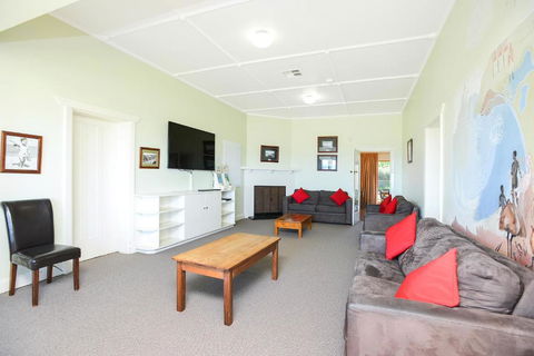 Victor Harbor Beachfront Bliss + WiFi - Accommodation Sunshine Coast 3