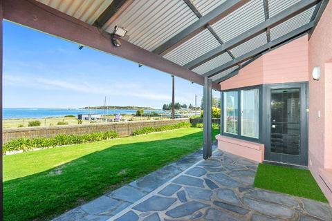 Victor Harbor Beachfront Bliss + WiFi - Accommodation Sunshine Coast 2