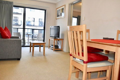 Convenient City Aprt For 2 W / Pool Gym Tennis Court - Accommodation Sunshine Coast 5