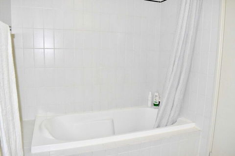 Convenient City Aprt For 2 W / Pool Gym Tennis Court - Accommodation Sunshine Coast 6