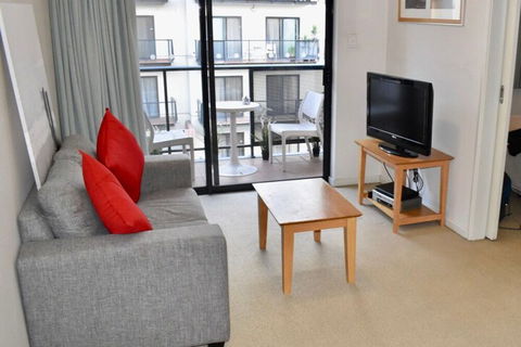 Convenient City Aprt For 2 W / Pool Gym Tennis Court - Accommodation Sunshine Coast 4