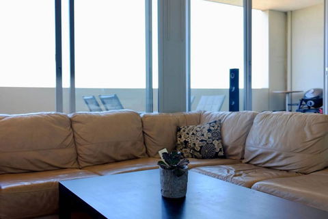 Spacious One Bedroom Apartment With Large Balcony - Accommodation Sunshine Coast 4
