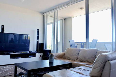 Spacious One Bedroom Apartment With Large Balcony - Accommodation Sunshine Coast 2