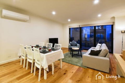 Tomkins Townhouse - Accommodation Sunshine Coast 0